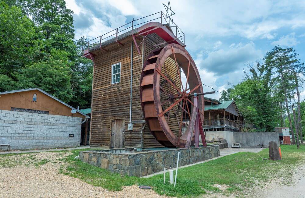 Lucky Strike Gold and Gem Mine